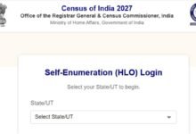Kulgam में Census 2027 Self-Enumeration के लिए बनाए गए Help Desk पर registration करवाते लोग और प्रशासनिक कर्मचारी
