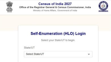 Kulgam में Census 2027 Self-Enumeration के लिए बनाए गए Help Desk पर registration करवाते लोग और प्रशासनिक कर्मचारी