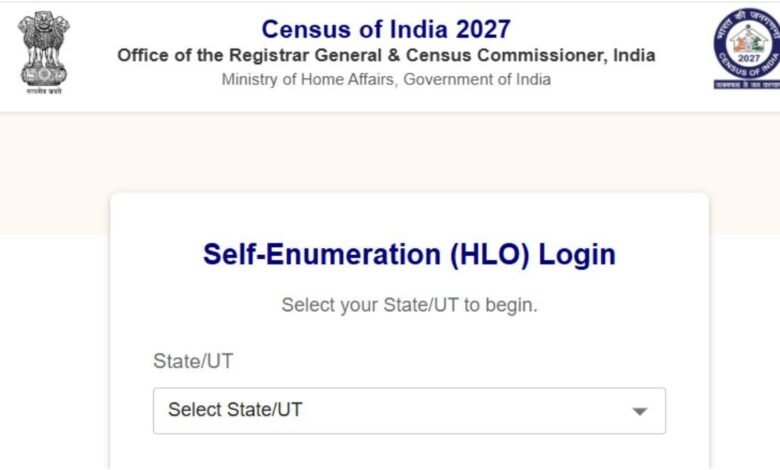 Kulgam में Census 2027 Self-Enumeration के लिए बनाए गए Help Desk पर registration करवाते लोग और प्रशासनिक कर्मचारी