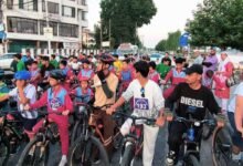 Gandhi Memorial College Srinagar के छात्रों की Annual Cycle Race के दौरान cycling करते हुए real image