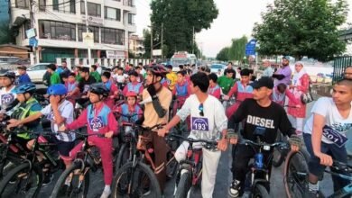 Gandhi Memorial College Srinagar के छात्रों की Annual Cycle Race के दौरान cycling करते हुए real image