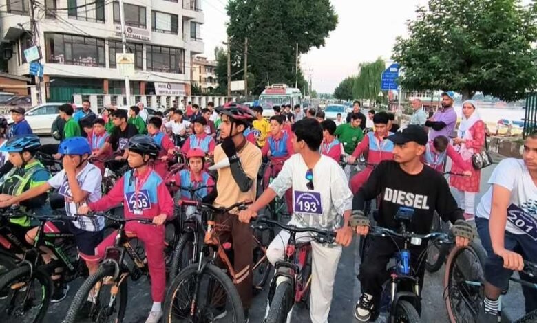 Gandhi Memorial College Srinagar के छात्रों की Annual Cycle Race के दौरान cycling करते हुए real image