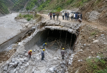 Doda Road Incident के बाद Gandoh में collapsed culvert site पर जांच करते अधिकारी और PMGSY staff की representative image.