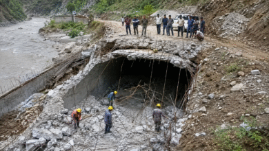 Doda Road Incident के बाद Gandoh में collapsed culvert site पर जांच करते अधिकारी और PMGSY staff की representative image.