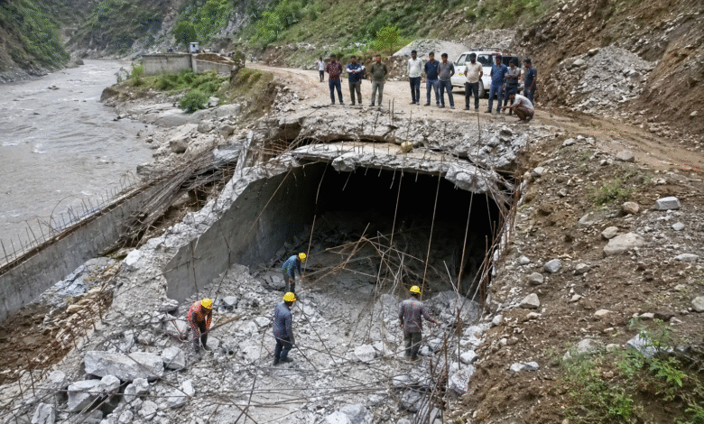 Doda Road Incident के बाद Gandoh में collapsed culvert site पर जांच करते अधिकारी और PMGSY staff की representative image.