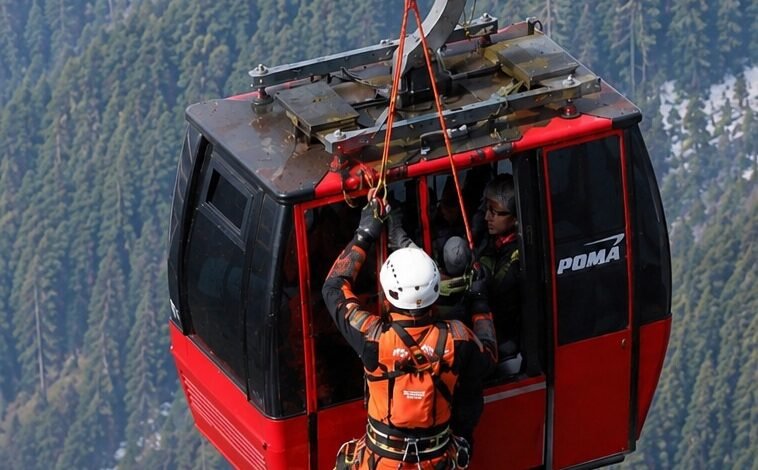 Gulmarg cable car rescue operation during emergency tourist evacuation
