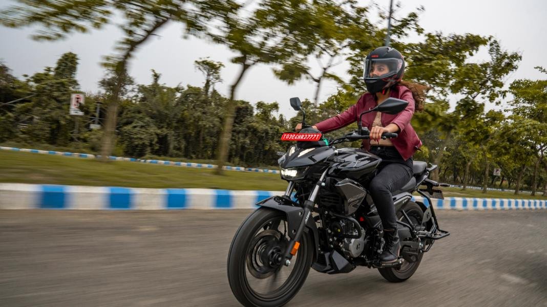 Hero Xtreme 125R sports commuter motorcycle with modern design, ABS braking system and digital display parked on city road