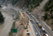 Jammu Srinagar Highway Advisory के दौरान NH-44 पर slow traffic और vehicles movement की representative image.
