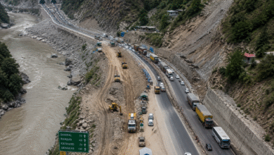 Jammu Srinagar Highway Advisory के दौरान NH-44 पर slow traffic और vehicles movement की representative image.