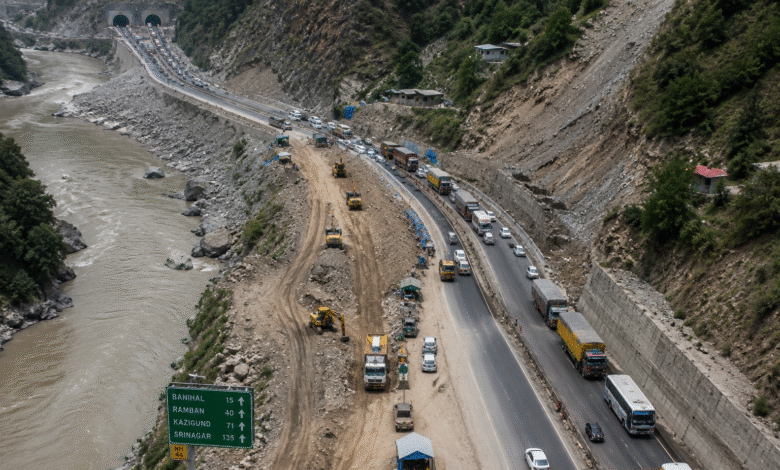 Jammu Srinagar Highway Advisory के दौरान NH-44 पर slow traffic और vehicles movement की representative image.