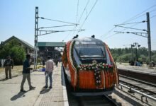 Jammu Srinagar Vande Bharat Express में सफर करते passengers और Kashmir railway route की प्रतीकात्मक तस्वीर