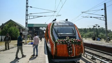 Jammu Srinagar Vande Bharat Express में सफर करते passengers और Kashmir railway route की प्रतीकात्मक तस्वीर