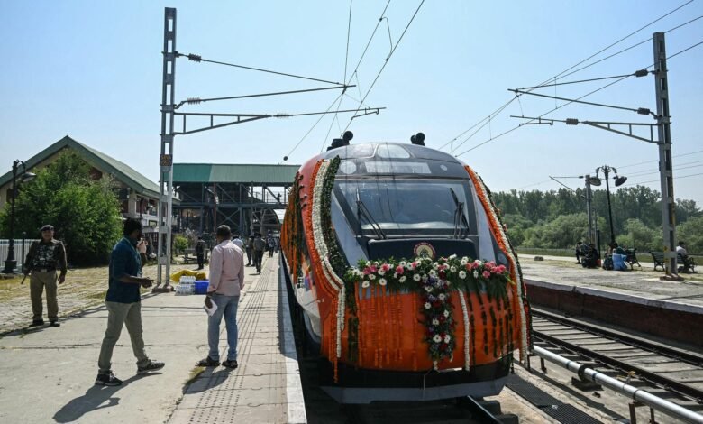 Jammu Srinagar Vande Bharat Express में सफर करते passengers और Kashmir railway route की प्रतीकात्मक तस्वीर