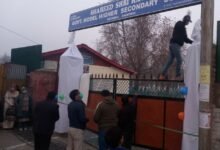 J&K School Renaming के तहत martyrs और महान हस्तियों के नाम पर schools का नामकरण करते हुए प्रतीकात्मक दृश्य