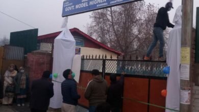 J&K School Renaming के तहत martyrs और महान हस्तियों के नाम पर schools का नामकरण करते हुए प्रतीकात्मक दृश्य