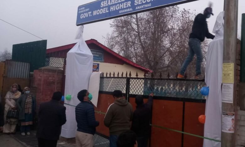 J&K School Renaming के तहत martyrs और महान हस्तियों के नाम पर schools का नामकरण करते हुए प्रतीकात्मक दृश्य