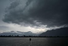 J&K Weather Update के दौरान Jammu Kashmir में बारिश और काले बादलों का दृश्य