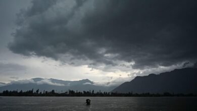 J&K Weather Update के दौरान Jammu Kashmir में बारिश और काले बादलों का दृश्य