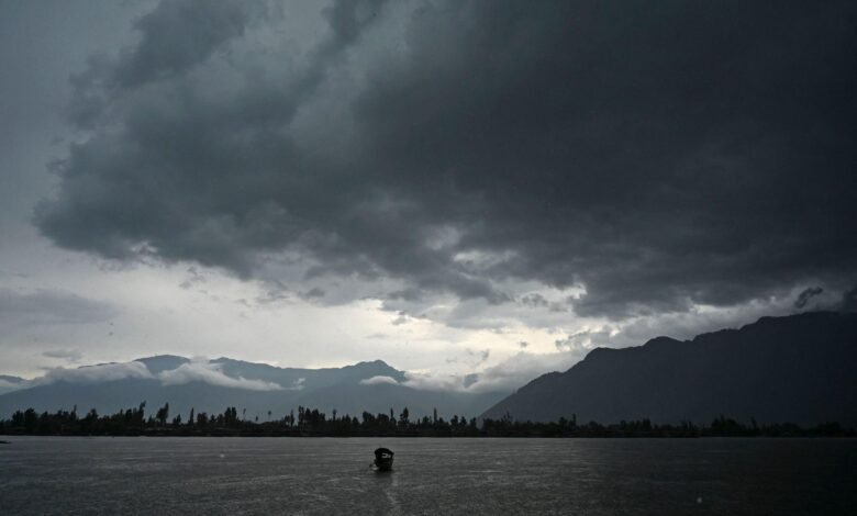 J&K Weather Update के दौरान Jammu Kashmir में बारिश और काले बादलों का दृश्य