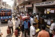 Kashmir में LPG consumers eKYC और gas cylinder refill समस्या से परेशान दिखाई देते हुए