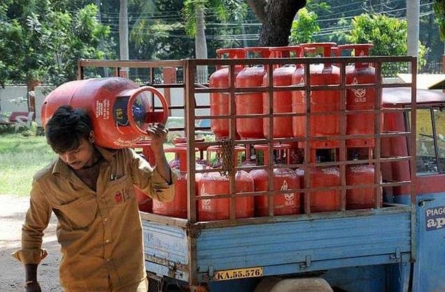 Kashmir LPG eKYC process के कारण gas cylinder refill के लिए परेशान consumers की प्रतीकात्मक तस्वीर