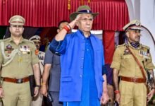 LG Manoj Sinha नए J&K Police constables को appointment letters सौंपते हुए
