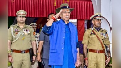 LG Manoj Sinha नए J&K Police constables को appointment letters सौंपते हुए