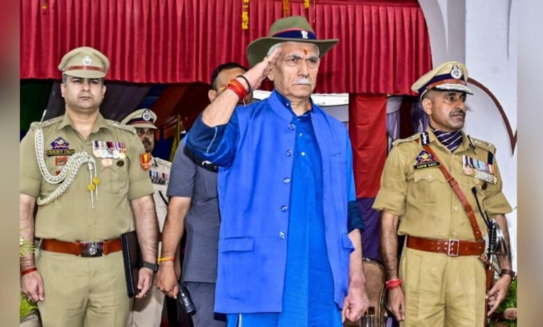 LG Manoj Sinha नए J&K Police constables को appointment letters सौंपते हुए