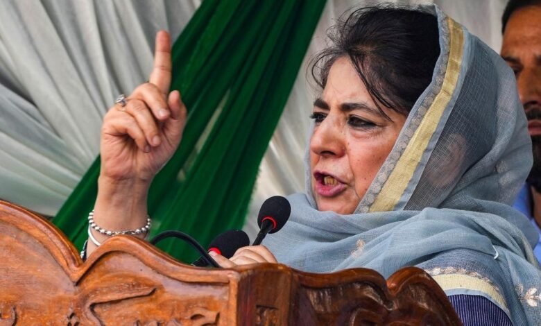 Mehbooba Pakistan Dialogue पर बयान देते हुए PDP प्रमुख Mehbooba Mufti की Srinagar में प्रेस कॉन्फ्रेंस की तस्वीर