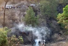 Aru Pahalgam road accident में rescue operation करते पुलिस और स्थानीय लोग, गुजरात के tourists हादसे का शिकार