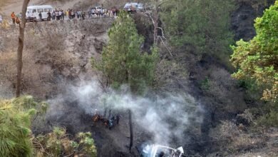 Aru Pahalgam road accident में rescue operation करते पुलिस और स्थानीय लोग, गुजरात के tourists हादसे का शिकार