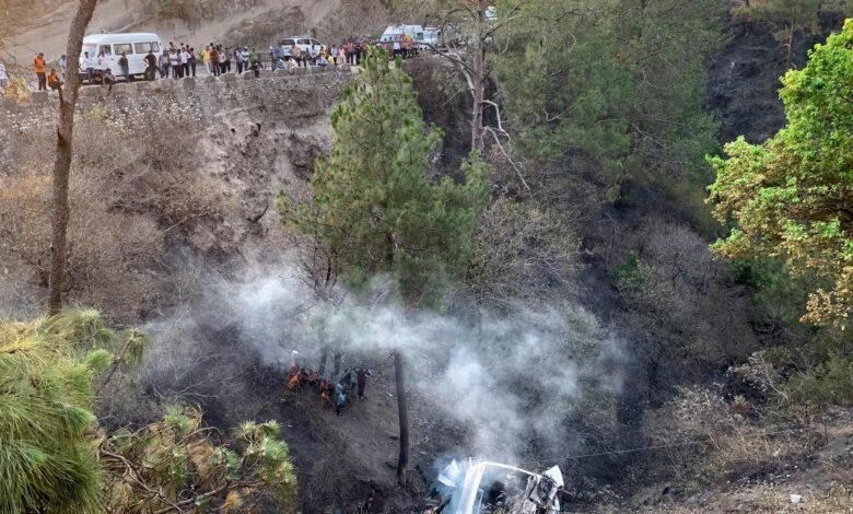 Aru Pahalgam road accident में rescue operation करते पुलिस और स्थानीय लोग, गुजरात के tourists हादसे का शिकार