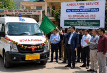 PHC Assar Ambulance Service का शुभारंभ करते DC Krishan Lal और स्वास्थ्य विभाग के अधिकारी