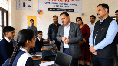 PM SHRI Schools में निरीक्षण के दौरान छात्रों और अधिकारियों से बातचीत करते Dr. Sanjeev Kumar Sharma