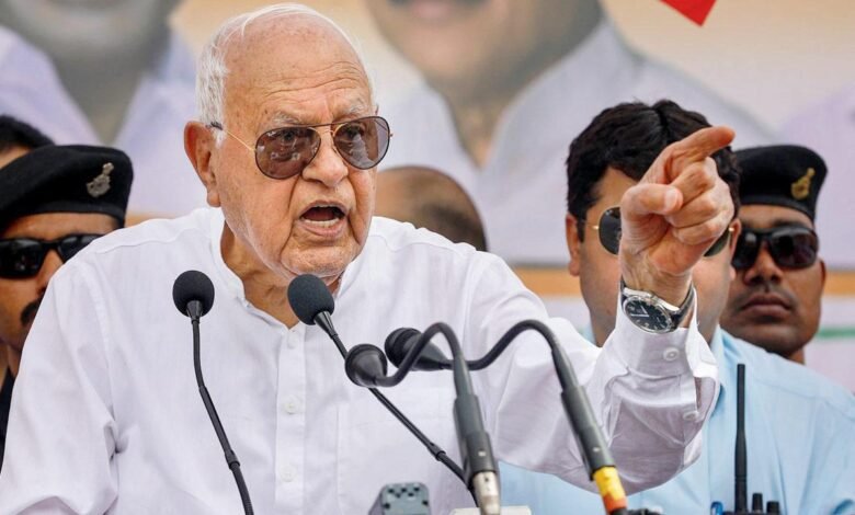 Jammu के Sidhra इलाके में demolition drive के बाद प्रभावित Tribal परिवारों और टूटे हुए घरों का दृश्य