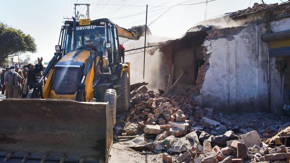 Sidhra Demolition के बाद Jammu में प्रभावित Tribal परिवारों और टूटे हुए घरों की प्रतीकात्मक तस्वीर