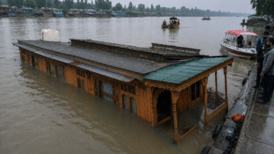 Srinagar Houseboat Incident के दौरान Jhelum River के Bund Area में SDRF और River Police द्वारा चलाया गया Rescue Operation