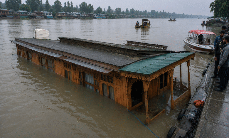 Srinagar Houseboat Incident के दौरान Jhelum River के Bund Area में SDRF और River Police द्वारा चलाया गया Rescue Operation