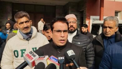 Tanvir Sadiq BJP बयान को लेकर Srinagar में मीडिया से बातचीत करते हुए NC नेता Tanvir Sadiq की तस्वीर