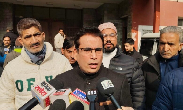Tanvir Sadiq BJP बयान को लेकर Srinagar में मीडिया से बातचीत करते हुए NC नेता Tanvir Sadiq की तस्वीर