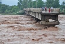 Tawi Bridge Collapse के बाद Nagrota इलाके में नाव के जरिए नदी पार करते गांववालों और श्रद्धालुओं की representative image.