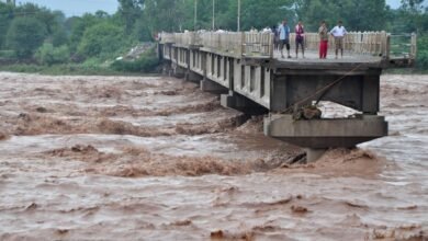 Tawi Bridge Collapse के बाद Nagrota इलाके में नाव के जरिए नदी पार करते गांववालों और श्रद्धालुओं की representative image.