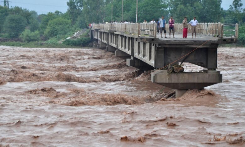 Tawi Bridge Collapse के बाद Nagrota इलाके में नाव के जरिए नदी पार करते गांववालों और श्रद्धालुओं की representative image.