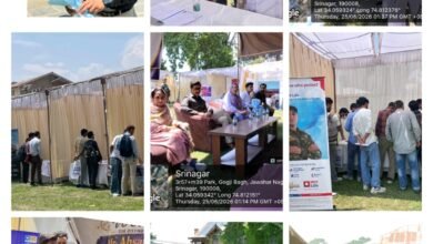 Srinagar Job Fair में Kashmir Government Polytechnic College में रोजगार अवसरों के लिए पहुंचे युवा और विभिन्न कंपनियों के स्टॉल्स पर बातचीत करते प्रतिभागी।