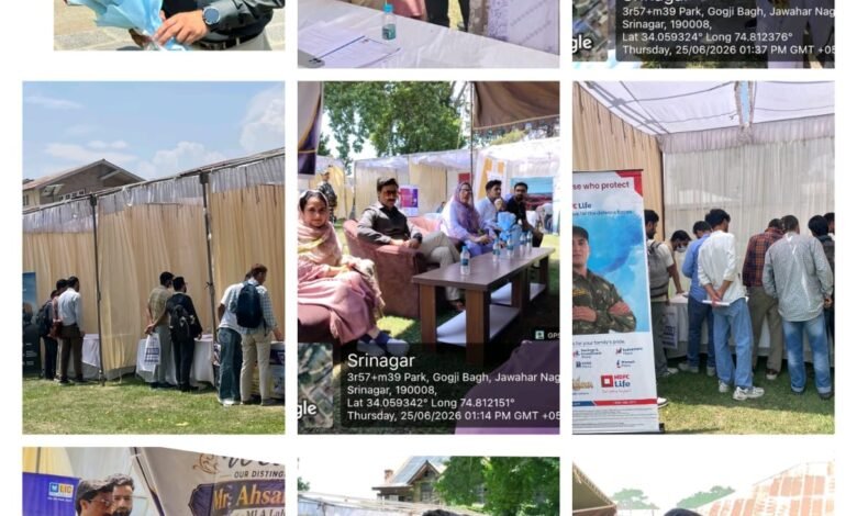 Srinagar Job Fair में Kashmir Government Polytechnic College में रोजगार अवसरों के लिए पहुंचे युवा और विभिन्न कंपनियों के स्टॉल्स पर बातचीत करते प्रतिभागी।