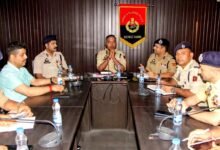 Amarnath Yatra 2026 की सुरक्षा तैयारियों की समीक्षा के दौरान Kathua और Samba में वरिष्ठ पुलिस अधिकारियों की बैठक और निरीक्षण।