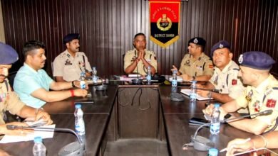 Amarnath Yatra 2026 की सुरक्षा तैयारियों की समीक्षा के दौरान Kathua और Samba में वरिष्ठ पुलिस अधिकारियों की बैठक और निरीक्षण।