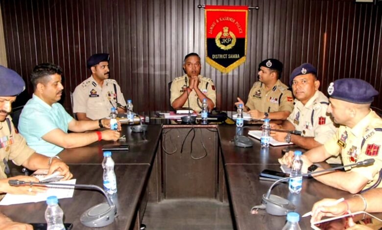 Amarnath Yatra 2026 की सुरक्षा तैयारियों की समीक्षा के दौरान Kathua और Samba में वरिष्ठ पुलिस अधिकारियों की बैठक और निरीक्षण।