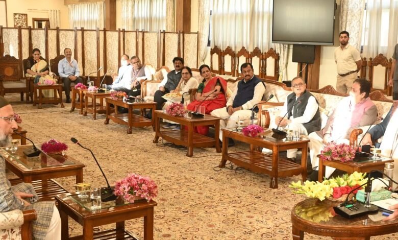 J&K Parliamentary Visit के दौरान Shashi Tharoor और LG Manoj Sinha की Srinagar Lok Bhavan में meeting, Jammu Kashmir development और security discussion