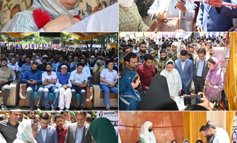 Mission YUVA Kulgam Job Fair में रोजगार और Skill Development अवसरों की जानकारी लेते युवा